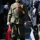 Veteranos, niños disfrazados, actuales militares... todos se han reunido en la Plaza Roja de Moscú.