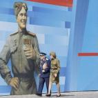 Veteranos, niños disfrazados, actuales militares... todos se han reunido en la Plaza Roja de Moscú.