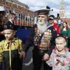 Veteranos, niños disfrazados, actuales militares... todos se han reunido en la Plaza Roja de Moscú.