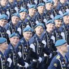 Veteranos, niños disfrazados, actuales militares... todos se han reunido en la Plaza Roja de Moscú.