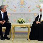 Raúl Castro, líder cubano, reunido con autoridades religiosas rusas en un acto previo al desfile de Moscú.