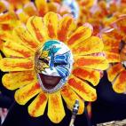 Universitarios filipinos vestidos con disfraces de flores de colores bailan frente a los expectadores durante la celebración del festival anual de las flores Panagbenga, en el resort montañoso en el norte de Baguio, el 26 de febrero de 2006. E...