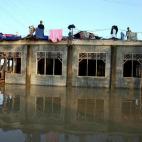 Miembros de la etnia achinense tienden la ropa en sus tejados en el distrito de Arakudo de Langsa (Indonesia)., el 25 de diciembre de 2006. Dos años después del devastador tsunami, la provincia lucha contra las consecuencias de la tragedia, in...