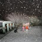 Los niños juegan en la nieve en Johannesburgo el 27 de junio de 2007. La inesperada nevada causó problemas en la ciudad y otras partes de Sudáfrica, obligando a cerrar varias carreteras. Una portavoz del servicio meteorológico nacional prono...