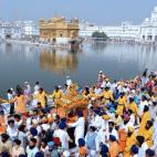 Devotos sikh transportan su libro sagrado durante una procesión desde Sri Akal Takhat al Templo Dorado de Amritsar, en India, el 31 de octubre de 2009, en la víspera del aniversario por el nacimiento del gurú Nanak Dev.