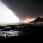 El sol se pone en un cielo cubierto de ceniza a 20 kilómetros del volcán islandés Eyjafjoell, el 5 de mayo de 2010. El volcán islandés provocó el caos en la aviación europea ese año.