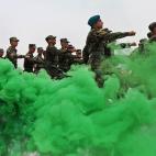 El Ejército Nacional de Afganistán marcha durante la ceremonia de graduación en el campo de entrenamiento militar Ghazi, en Kabul, el 15 de julio de 2010.