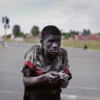El fotógrafo Pieter Hugo captura la fractura social en la Sudáfrica contemporánea en 2011, marcada por las cicatrices del colonialismo y el apartheid. Sus imágenes viscerales de desconocidos unen la esfera personal y política y muestran el ...