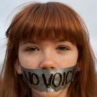 Frankie Hughes, 14 años, un simpatizante del movimientyo Occupy Wall Street, protesta frente a la sede demócrata de Iowa el 29 de diciembre de 2011 en Des Moines. Unas 13 personas fueron arrestadas durante la protesta.