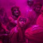 Un niño contempla el desarrollo de las celebraciones y juegos con el color de la fiesta Lathmaar Holi en Barsana (India) el 21 de marzo de 2013. La tradición viene de la leyenda de Radha y la divinidad hindú Krishna.