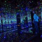 Una mujer contempla una instalación de la muestra Obsesión Infinita, de la artista japonesa Yayoi Kusama, de 84 años, en el centro cultural de Banco do Brasil en Río de Janeiro el 11 de octubre de 2011.