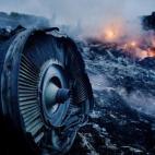 Restos del vuelo 17 de Malaysia Airlines humean en un campo de Gravobo (Ucrania) el 17 de julio de 2014. El avión, rumbo a Amsterdam desde Kuala Lumpur, llevaba 295 personas a bordo entre pasajeros y tripulación y se cree que fue derribado de ...