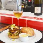 178, Rue de Grenelle Es difícil decir que un lugar que sirve hamburguesas es efectivamente un sitio de comida internacional, porque se trata de un rótulo que se suele dejar a restaurantes de orígenes fuera del clásico circuito europeo/ameri...