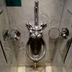 Este aterrador urinario está ubicado en el Mini Bottle Museum de Oslo, Noruega.