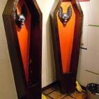 Estos tétricos urinarios están en el restaurante La Jugueteria en Bogotá, Colombia. Un detalle: el pedal donde se activa la cisterna parece un escarabajo gigante.