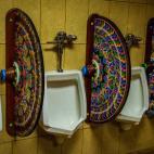 Este baño en Sarchi, Costa Rica, convierte la el hacer pis en público en una psicodélica experiencia.