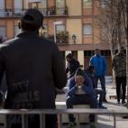 Muchos compa&ntilde;eros del mantero fallecido el jueves se ham mostrado visiblemente afectados por su muerte en la Plaza Nelson Mandela de Lavapi&eacute;s.