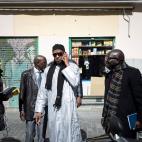 El c&oacute;nsul de Senegal en Madrid, en las inmediaciones de la Plaza Nelson Mandela, poco antes de tener que refugiarse en un restaurante ante el intento de agresi&oacute;n por parte de decenas de sus compatriotas que le han criticado por no ...