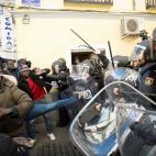 Los antidisturbios de la Polic&iacute;a tratan de disolver a los senegaleses que han obligado a su c&oacute;nsul a refugiarse en el restaurante.