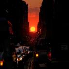 Dos veces al año la puesta de sol se alinea con el cuadriculado urbano de Manhattan. A este fenómeno se le llama Manhattanhenge, en honor a la alineación que ocurre en Stonehenge, en Inglaterra. FOTO: Diana Robinson (Flickr)
