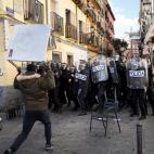 Antidisturbios de la Polic&iacute;a tratan de disolver a los subsaharianos congregados en torno al restaurante en el que se ha refugiado en c&oacute;nsul, que han respondido empujando y golpeando a los agentes, as&iacute; como lanz&aacute;ndoles...