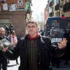 Juan Carlos Monedero, cofundador de Podemos, fotografiado durante un momento de los disturbios en Lavapi&eacute;s mientas trataba de calmar los &aacute;nimos.