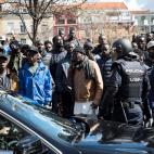 Finalmente, la polic&iacute;a ha logrado llevar al c&oacute;nsul hasta su coche oficial, en el que ha abandonado el escenario de los disturbios.