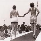 'UNSPECIFIED - JANUARY 01: Election of Miss Universe. Ella von Heuson, Miss America und Mlle. Simon, Miss Europe share the title Miss Universe. Photography. 29.7.1929. (Photo by Imagno/Getty Images)'
