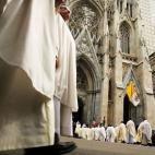 Los miembros del clero católico llegan para asistir al funeral del cardenal Edward M. Egan en la Catedral de St Patricks en Nueva York