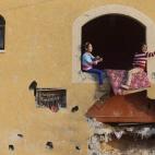 Niñas palestinas juegan en la casa de su familia, que según testigos fue dañada por los bombardeos israelíes durante una guerra de 50 días el verano pasado, en Khan Younis, en el sur de la Franja de Gaza.