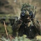 Un miembro del batallón de infantería 371 del ejército alemán mira a través de unos prismáticos durante un evento de medios de comunicación en la base del batallón en Marienberg , Alemania .