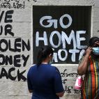 Muros con cr&iacute;ticas al Gobierno en las calles de Colombo.