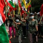 Seguidores del ej&eacute;rcito, el domingo, en una protesta.