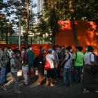 Trabajadores encuentran las f&aacute;bricas cerradas en Yangon.