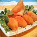 Truco: "Hay que tener las manos húmedas para hacer las croquetas, es la única manera de que no se peguen". Puedes ver la receta completa aquí