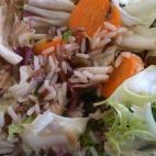 Lo ideal es usar arroz basmati para que quede suelto y aguante mejor. Puedes ver la receta completa aquí