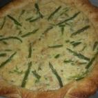 Necesitas hojaldre, huevos, atún, espárragos verdes, nata, queso rallado, nuez moscada, sal y pimienta. Puedes ver la receta completa aquí