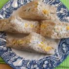 Necesitarás pan integral para sándwich, queso de untar light, crème fraîche, granos de maíz cocido, perejil picado y pimienta blanca molida. Puedes ver la receta completa aquí