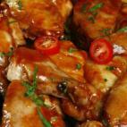 Alitas de pollo, limón, miel y sal. ¡Y listo! Puedes ver la receta completa aquí