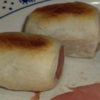 Solo necesitas salchichas, masa de empanadas para horno y huevo para pintar. Puedes ver la receta completa aquí