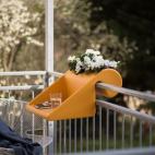 Balkoncept permite aprovechar el balcón de casa cuando hace buen tiempo para trabajar o comer al aire libre con un simple utensilio que se cuelga de la barandilla. El espacio frontal sirve de cubitera para la bebida, de escritorio o para poner ...
