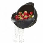 Para los foodies, Umbra comercializa este diseño que sirve a la vez de bol y de escurridor. Es manejable, ahorra espacio en la cocina y es casi imposible que los más patosos tiren la comida al intentar colar el agua.