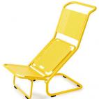 El modelo “dos en uno” de Björn Dahlström para la empresa sueca Nola convierte una silla normal en una tumbona con un simple movimiento, que la revierte en su posición normal con la misma facilidad.