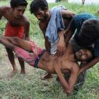 Todos estos refugiados han podido llegar a tierra en los últimos días. Los que pueden verse en esta fotogalería se encuentran en Kuala Langsa, en un centro de acogida con mínimos medios, en Indonesia. Allí están empezando a ser atendidos p...