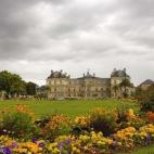 A modo de oasis de 25 hectáreas en el corazón de Paris, estos jardines rodean del Palacio de Luxemburgo de donde toman su nombre. Es muy llamativo su lago octogonal donde se puede ver a niños con sus barcos de juguete. Es el parque favorito d...