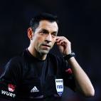 Fernando Teixeira Vitienes. Doce temporadas arbitrando en Primera Divisi&oacute;n. Tiene un hermano que tambi&eacute;n ha sido &aacute;rbitro en Primera durante cinco temporadas. Se le conoc&iacute;a, al hermano, como Teixeira Vitienes II.