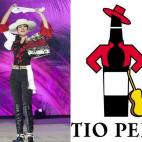 Miss Chile y un cartel de Tío Pepe.