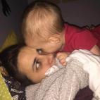 "Tratando de que haga la siesta. A ella le gusta estar lo más cerca de mi cara como sea físicamente posible. Creo que ella también tuvo algo que ver con esos círculos oscuros debajo de mis ojos".