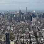 Allí a lo lejos, donde acaba la ciudad, hay un horizonte verde.