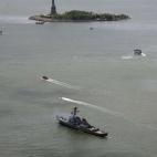 Con buena vista o la ayuda de objetivos, se puede ver hasta a la gente desembarcar para visitar la estatua de la Libertad.